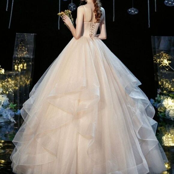 NWT WHITE V-Neck Tulle Tiered Wedding Dress Gown — Size M -Elegant Bridal Dress - Picture 3 of 13